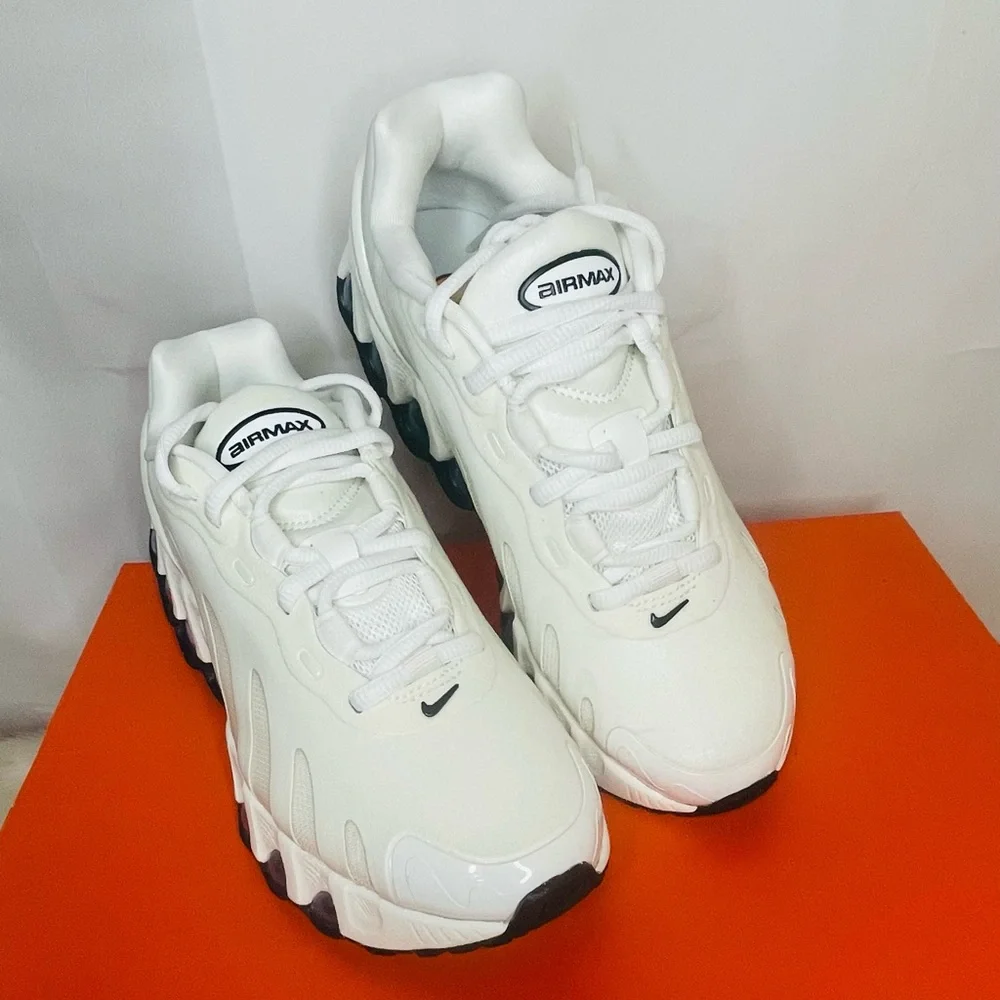 New Nike Air Max DN8 Sail and Black- Fossil Athletic Sneakers Women size 5